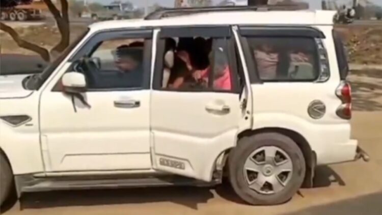 Mahindra Scorpio से एक-एक कर उतरे 18 लोग, देसी जुगाड़ देख लोगों ने पकड़ लिया माथा, बोले- पूरा गांव आ गया