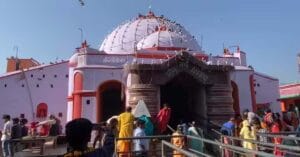 Patna मंदिरों में उमड़ी श्रद्धालुओं की भीड़, सुबह से लगी लंबी कतार
