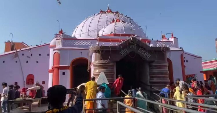 Patna मंदिरों में उमड़ी श्रद्धालुओं की भीड़, सुबह से लगी लंबी कतार 1 Patna मंदिरों में उमड़ी श्रद्धालुओं की भीड़, सुबह से लगी लंबी कतार