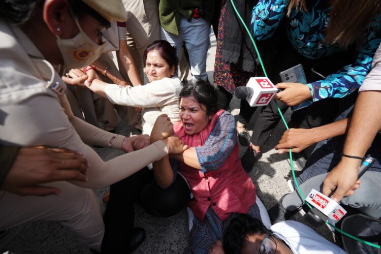 जोरदार प्रदर्शन