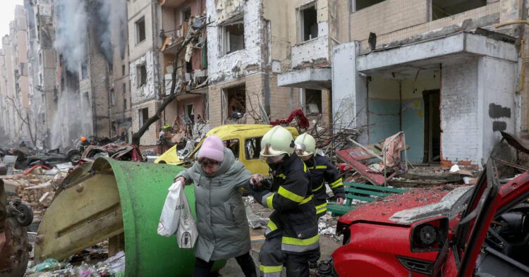 Russia-Ukraine War: कीव पर रूस ने किया हमला, एक बच्चे सहित दस से ज्यादा लोग घायल 1 Russia-Ukraine War: कीव पर रूस ने किया हमला, एक बच्चे सहित दस से ज्यादा लोग घायल