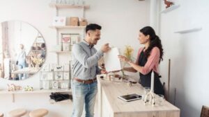 दुकान में कम ग्राहक आने से हैं परेशान, तो आजमाएं वास्तु के असरदार उपाय