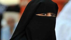 बॉयफ्रेंड संग महिला मना रही थी रंगरेलियां, पति ने फोन पर दिया तीन तलाक