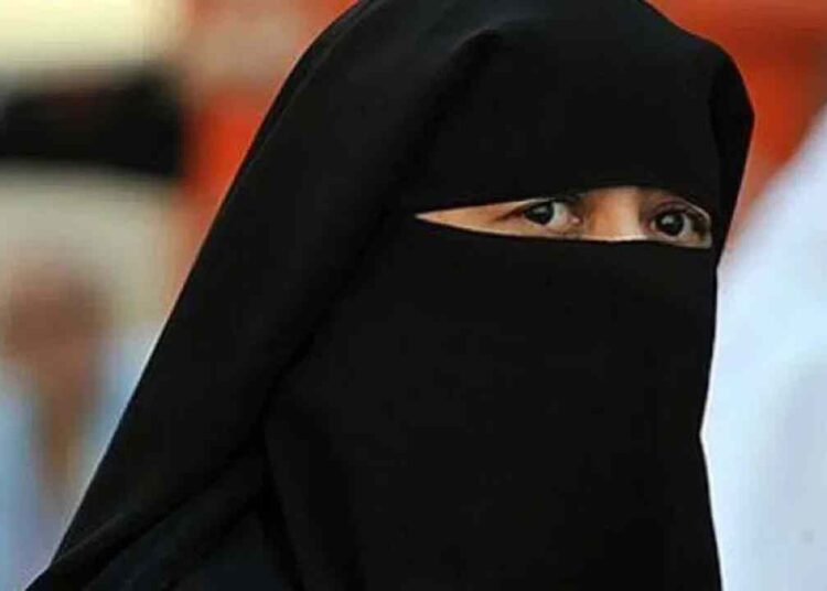 बॉयफ्रेंड संग महिला मना रही थी रंगरेलियां, पति ने फोन पर दिया तीन तलाक