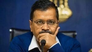 सीएम अरविंद केजरीवाल को साथ ले जा रही ईडी की टीम, यहां देखें Live