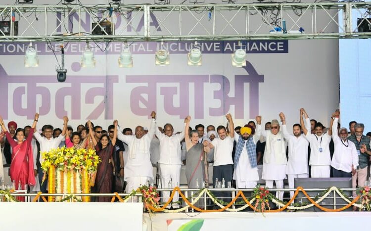 अरविंद केजरीवाल के समर्थन में दिल्ली के रामलीला मैदान में इंडिया गठबंधन की बड़ी रैली