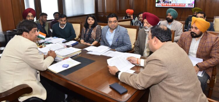 चंडीगढ़ में तीन विभागों के उच्च अधिकारियों के साथ की मीटिंग