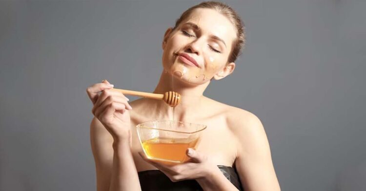 अगर आप भी चाहते हैं Glowing त्वचा तो शहद में मिलाकर लगाएं यह खास चीजें