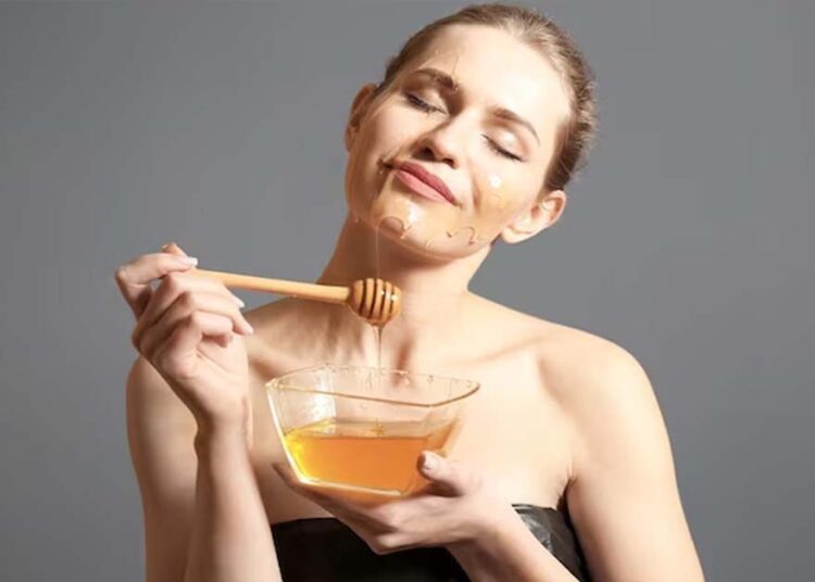 अगर आप भी चाहते हैं Glowing त्वचा तो शहद में मिलाकर लगाएं यह खास चीजें