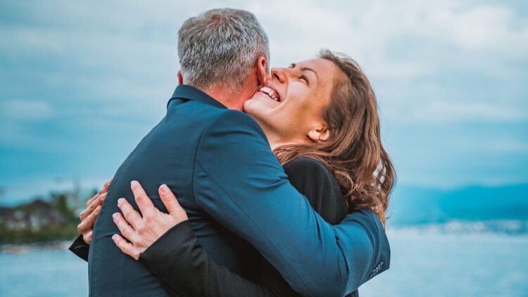 अनजान लोगों को गले लगाकर पैसे कमाती है ये महिला, 1 घंटे के 7400 रुपये करती है चार्ज 1 अनजान लोगों को गले लगाकर कमाती है पैसे, 1 घंटे के लेती है 7400 रुपये