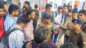 अलीगढ़: AMU में बवाल, होली खेल रहे छात्रों को दौड़ा-दौड़ाकर पीटा