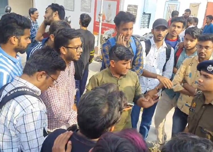 अलीगढ़: AMU में बवाल, होली खेल रहे छात्रों को दौड़ा-दौड़ाकर पीटा