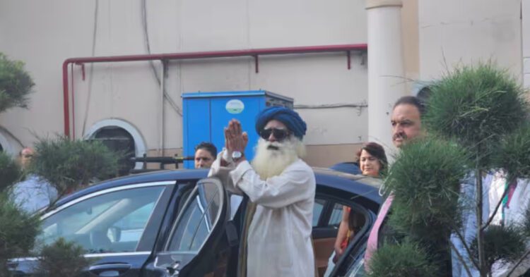 आपातकालीन मस्तिष्क सर्जरी के बाद सद्गुरु को अस्पताल से मिली छुट्टी