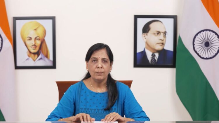 केजरीवाल को आशीर्वाद... सुनीता केजरीवाल ने जारी किया WhatsApp नंबर