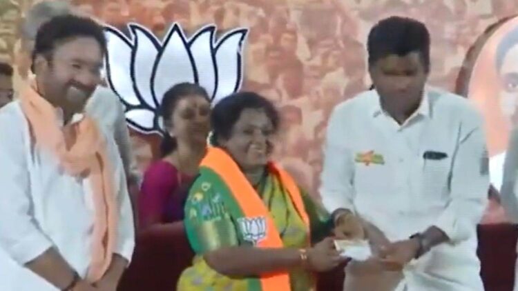 राज्यपाल पद से इस्तीफा देने के बाद तमिलिसाई सुंदरराजन फिर भाजपा में शामिल, लड़ेंगी लोकसभा चुनाव 1 चेन्नई: राज्यपाल पद से इस्तीफा देने के बाद तमिलिसाई सुंदरराजन फिर भाजपा में शामिल, लड़ेंगी लोकसभा चुनाव