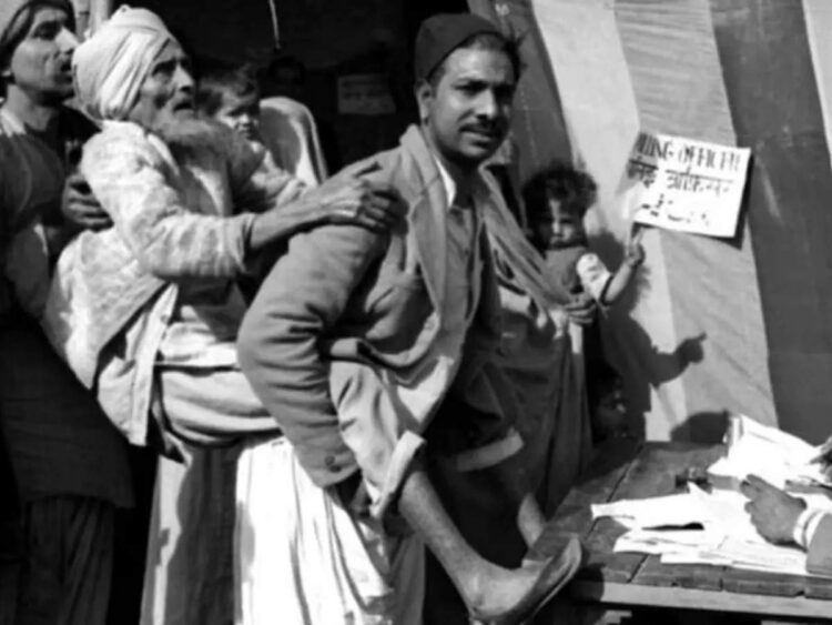 जब चार पुलिसवालों ने संभाला पूरा पोलिंग स्टेशन, पढ़िए देश के पहले आम चुनाव की दास्तान 1 जब चार पुलिसवालों ने संभाला पूरा पोलिंग स्टेशन, पढ़िए देश के पहले आम चुनाव की दास्तान - story of the first general election when 4 policemen took over polling station