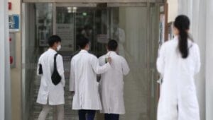 जूनियर डॉक्टरों के वाकआउट के बीच पुलिस ने Korean Medical Association के कार्यालयों पर मारा छापा