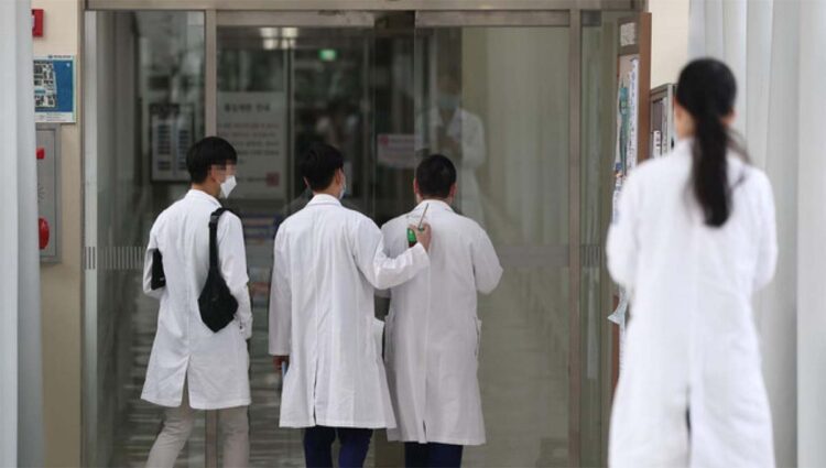 जूनियर डॉक्टरों के वाकआउट के बीच पुलिस ने Korean Medical Association के कार्यालयों पर मारा छापा