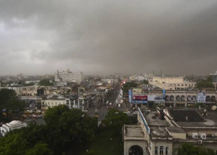 दिल्ली-NCR में दिन में छाया अंधेरा,आसमान में काले बादल; कब होगी बरसात?