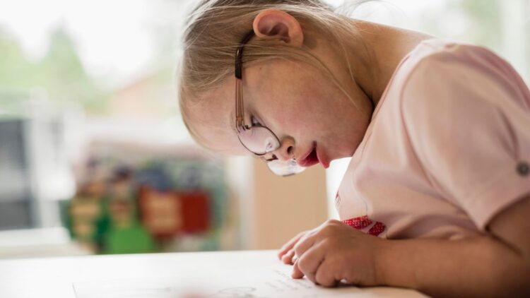 दूसरे बच्चों से अलग लगता है आपका बच्चा? ये हो सकती है डाउन सिंड्रोम की बीमारी 1 क्या होती है डाउन सिंड्रोम की बीमारी, कैसे करें पहचान