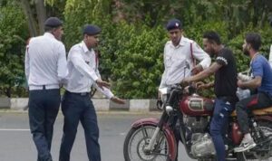 नोएडा में होली के दिन बिना हेलमेट वाहन चलाने वालों के कटे 8 हजार से ज्यादा चालान