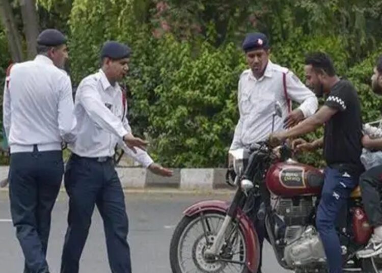 नोएडा में होली के दिन बिना हेलमेट वाहन चलाने वालों के कटे 8 हजार से ज्यादा चालान