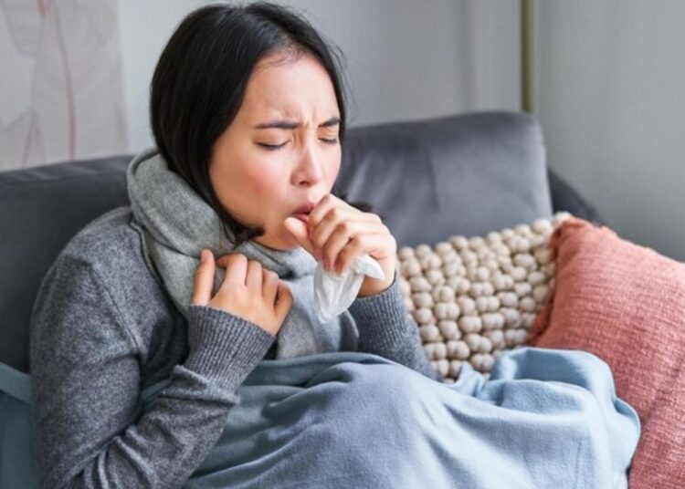 बुखार हो गया है खत्म लेकिन नहीं जा रही है खांसी, ये बीमारी हो सकती है