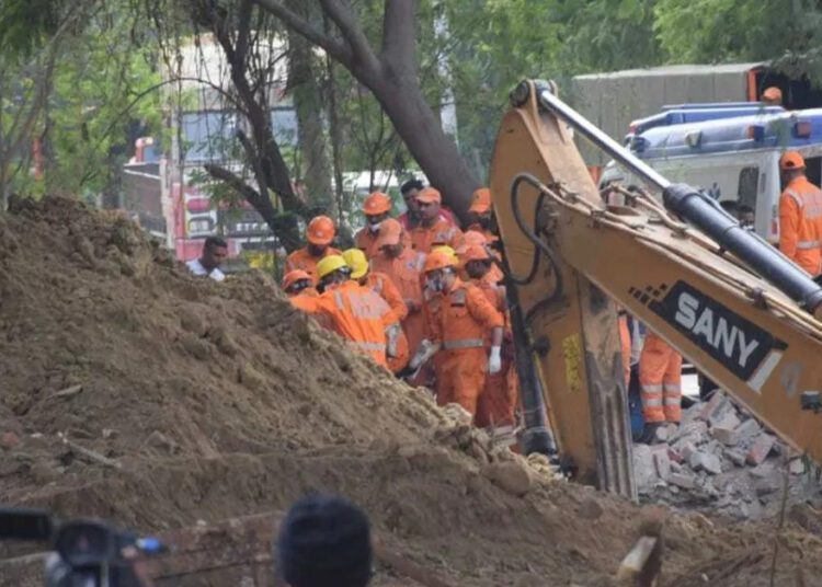 बोरवेल में गिरे शख्स की मौत के मामले में लापरवाही का केस दर्ज