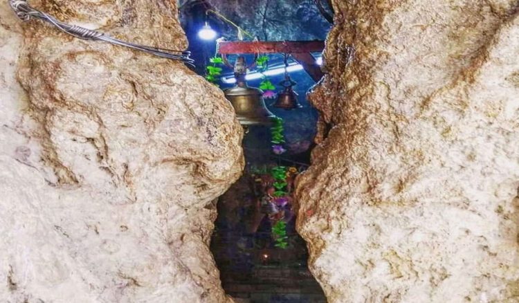 महादेव के इस मंदिर में हैं रहस्यमयी गुफा, टिप-टिप कर गिरती हैं पानी बूंदे…महाशिवरात्रि पर लगा शिव भक्तों का तांता