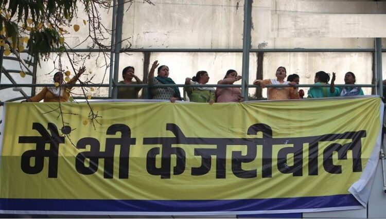 ''मैं भी केजरीवाल'' आईटीओ पुल पर AAP कार्यकर्ताओं का बैनर प्रदर्शन 1 cliQ India Hindi