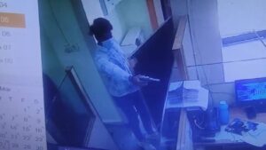 मास्क पहन बैंक में घुसे, फायरिंग की... बैंक में डकैती का लाइव Video