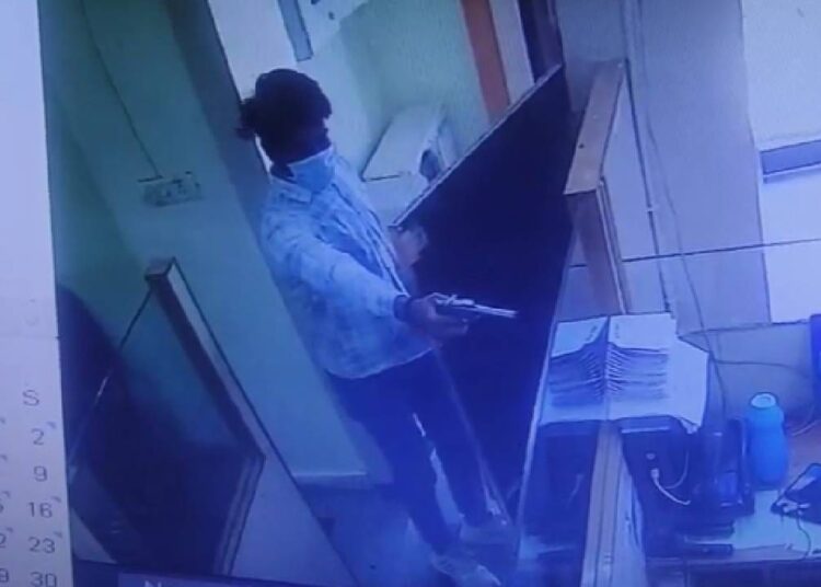 मास्क पहन बैंक में घुसे, फायरिंग की... बैंक में डकैती का लाइव Video