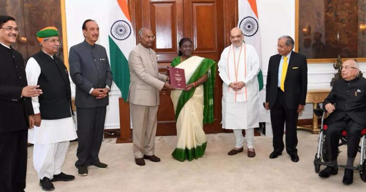 One Nation One Election पर राष्ट्रपति द्रौपदी मुर्मू को सौंपी 18,626 पन्नों की रिपोर्ट 1 वन नेशन वन इलेक्शन पर राष्ट्रपति द्रौपदी मुर्मू को सौंपी 18,626 पन्नों की रिपोर्ट - one nation one election former president ramnath kovind submit report know all updates