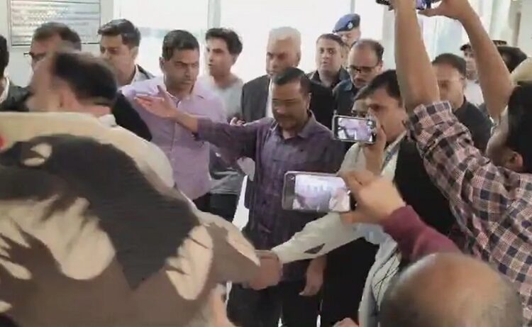 शराब घोटाला मामले में केजरीवाल की याचिका पर SC का बड़ा कदम, CJI ने दूसरी बेंच को भेजा मामला 1 शराब घोटाला