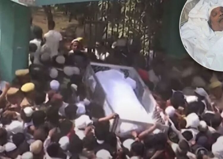 सुपुर्द-ए-खाक हुआ मुख्तार, कब्रिस्तान के बाहर मौजूद रही भारी भीड़