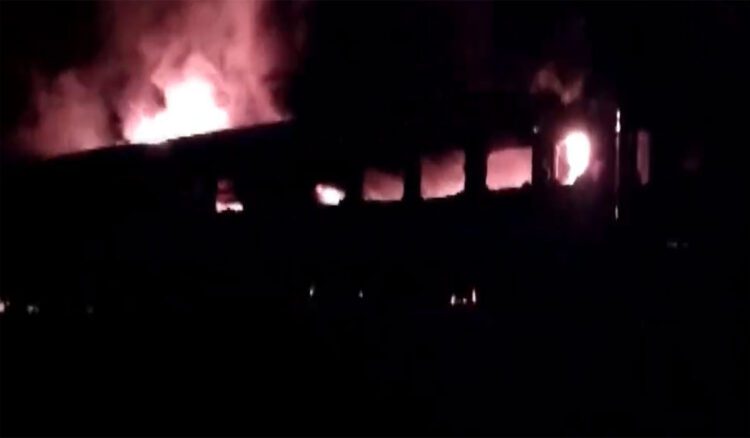 होली स्पेशल ट्रेन में लगी आग, यात्रियों ने कूदकर बचाई जान…कई ट्रेनों के बदले गए रूट 1 होली स्पेशल ट्रेन में लगी आग, यात्रियों ने कूदकर बचाई जान…कई ट्रेनों के बदले गए रूट