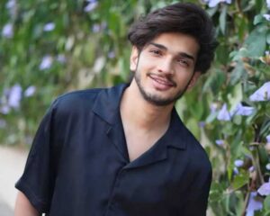 मुनव्वर फारुकी की बिगड़ी तबीयत, हाथ में ड्रिप लगी तस्वीर शेयर करके बोले- नजर लग गई…