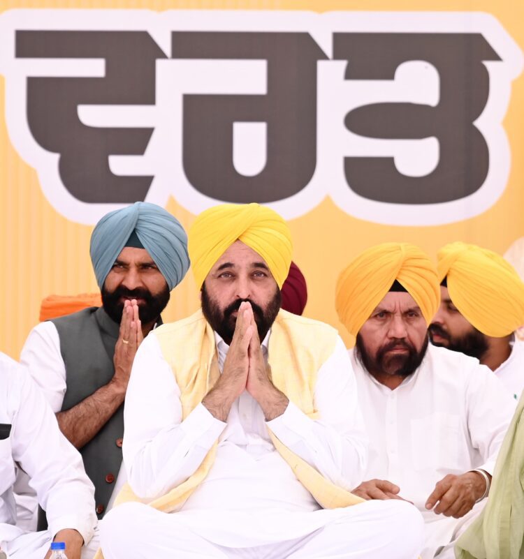 अरविंद केजरीवाल की गिरफ़्तारी के खिलाफ आम आदमी पार्टी का शहीद भगत सिंह की धरती खटकड़ कलां में उपवास