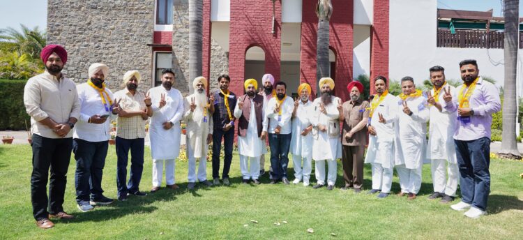 बठिंडा के कई वरिष्ठ अकाली और कांग्रेस नेता आम आदमी पार्टी में हुए शामिल