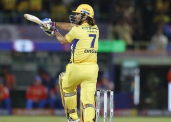 Dhoni के लंबे छक्कों से Social Media पर माचा बवाल