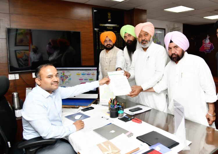 आप ने चुनाव प्रचार के दौरान चुनाव आयोग के निर्देशों का उल्लंघन करने के लिए सुखबीर बादल... 1 आप ने चुनाव प्रचार के दौरान चुनाव आयोग के निर्देशों का उल्लंघन करने के लिए सुखबीर बादल…