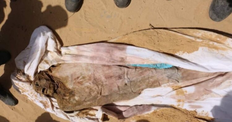 इजरायली सेना की काली करतूत आई सामने, सैकड़ों डेड बॉडी को जमीन में दफनाया,