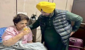 Navjot Singh Sidhu ने अपनी पत्नी Navjot Kaur Sidhu के सफल ऑपरेशन के बाद शेयर की तस्वीर -