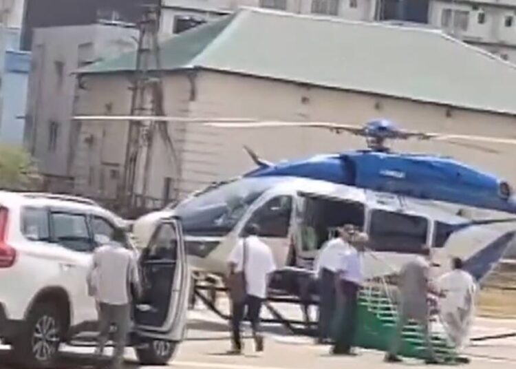 लोकसभा चुनाव: हेलीकॉप्टर में बैठते समय गिर गईं ममता बनर्जी, पैर में लगी चोट