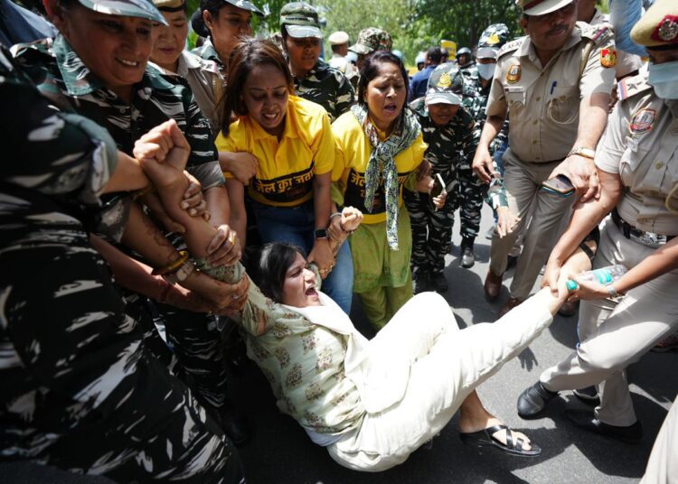 जबरदस्त प्रदर्शन