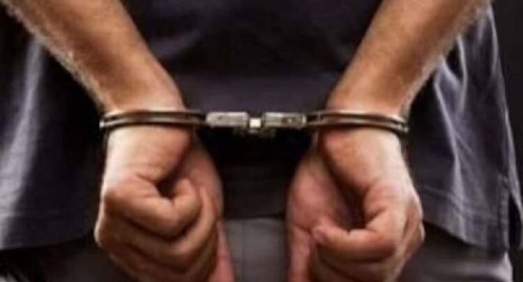 मणिपुर में मतदान केंद्र के पास गोलीबारी के मामले में तीन लोग गिरफ्तार 1 मणिपुर में मतदान केंद्र के पास गोलीबारी के मामले में तीन लोग गिरफ्तार