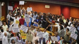 Delhi Mayor Election: मेयर चुनाव स्थगित होने पर एमसीडी में हंगामा,