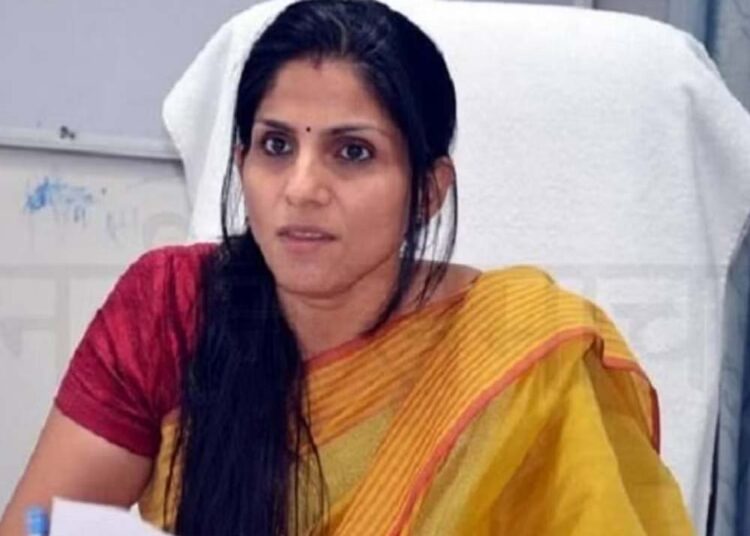 उत्तराखंड की 5 लोकसभा सीटों पर हो रहा मतदान, DM सोनिका सिंह ने वोट डाला