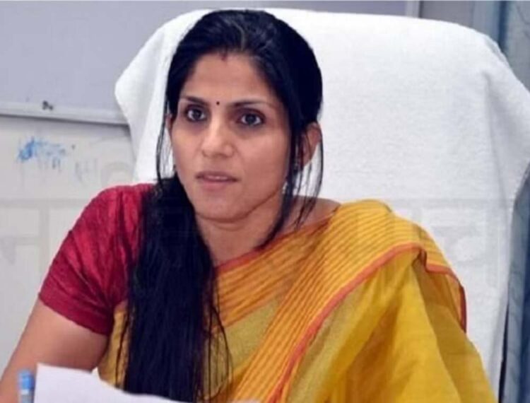 उत्तराखंड की 5 लोकसभा सीटों पर हो रहा मतदान, DM सोनिका सिंह ने वोट डाला