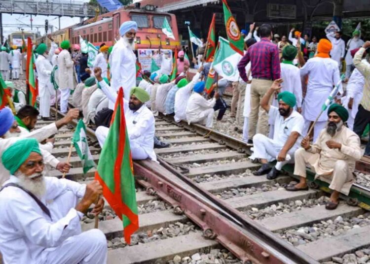 ट्रैक पर पहुंचे किसान, बोले जब तक साथियों की रिहाई नहीं, तब तक रहेगा जाम; कई ट्रेनें रद्द 1 किसान